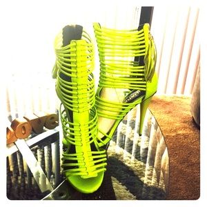 Neon yellow bomb.com heels